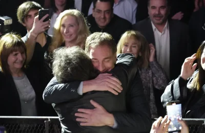 santilli-abrazo-milei santilli-abrazo-milei